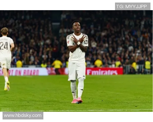 西甲赛场惊现冷门莱比锡大胜切尔西乌龙球引发全场狂欢